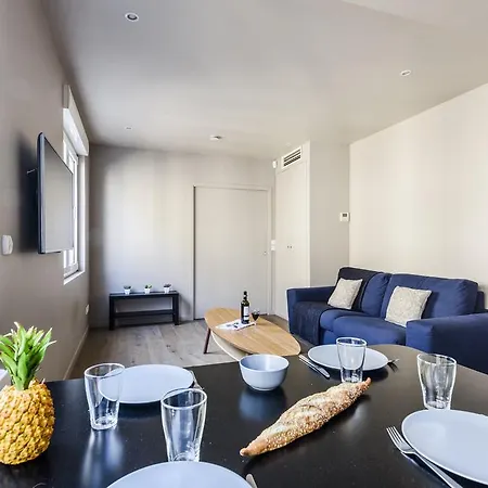 Apartment Refurbished Flat In Rue Cardinet, Sleeps 4 By Guestready *