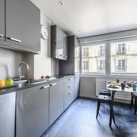 Refurbished Flat In Rue Cardinet, Sleeps 4 By Guestready Apartman