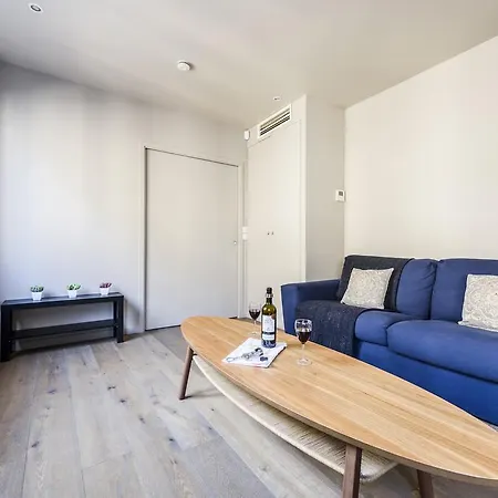 Refurbished Flat In Rue Cardinet, Sleeps 4 By Guestready Apartment Paris