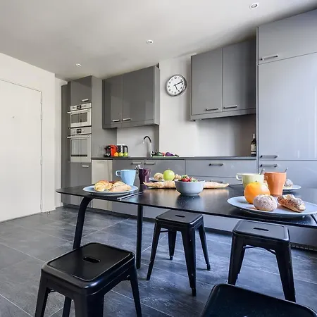 Apartment Refurbished Flat In Rue Cardinet, Sleeps 4 By Guestready