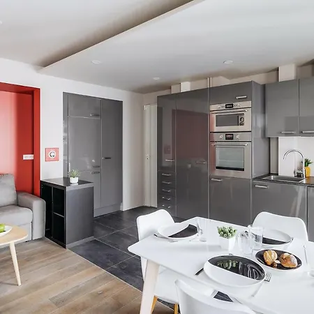 Refurbished Flat In Rue Cardinet, Sleeps 4 By Guestready Apartman